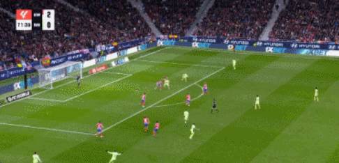 西甲疯狂一夜！巴萨0-2到4-2逆转，重返榜首，西蒙尼换人失败