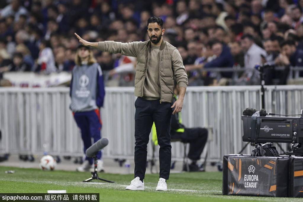 曼联出售9人阿莫林喜提2亿镑重建 俱乐部表态全力挺他