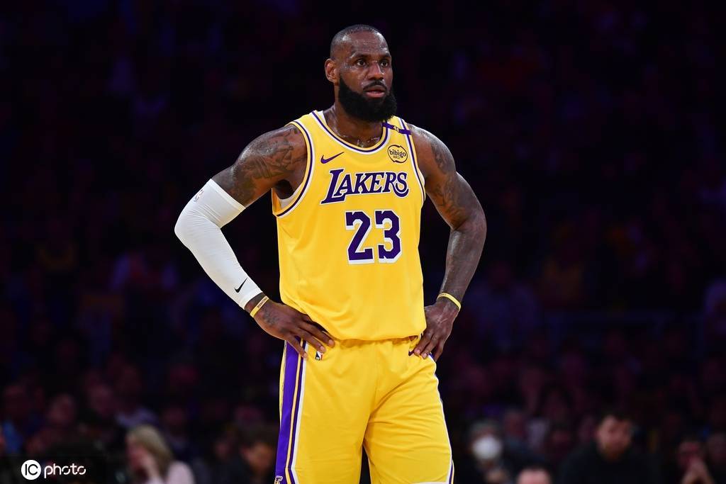 詹姆斯自曝生涯首次膝盖受伤 需要休养4-6周